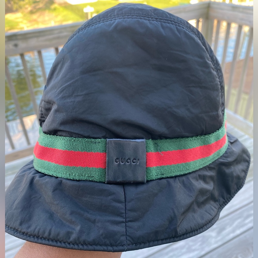 GUCCI black and signature stripe bucket hat in size L.
